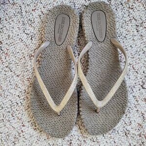 Isle Jacobsen Gold Sparkle Gray Flip Flops Size 11
